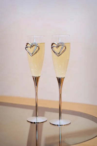 Iki düğün kadeh şampanya ile — Stok fotoğraf