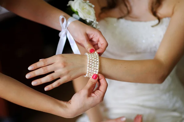 La chica lleva una decoración de la boda pulsera — Foto de Stock