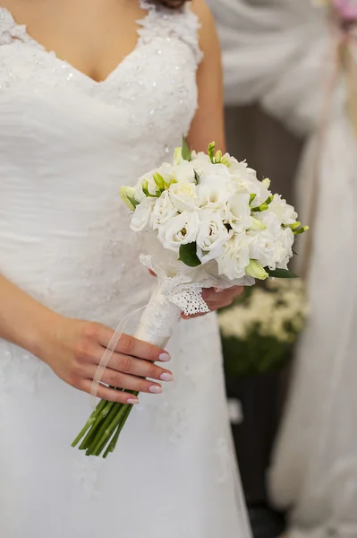 Bukett i händerna på bruden — Stockfoto