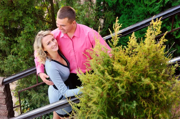 Casal encantador no parque — Fotografia de Stock