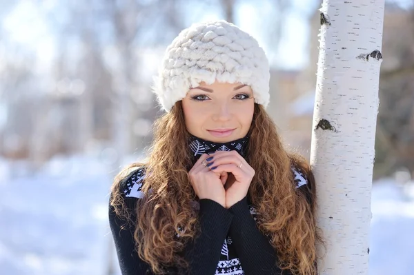 Winter-Frauenporträt im Freien — Stockfoto