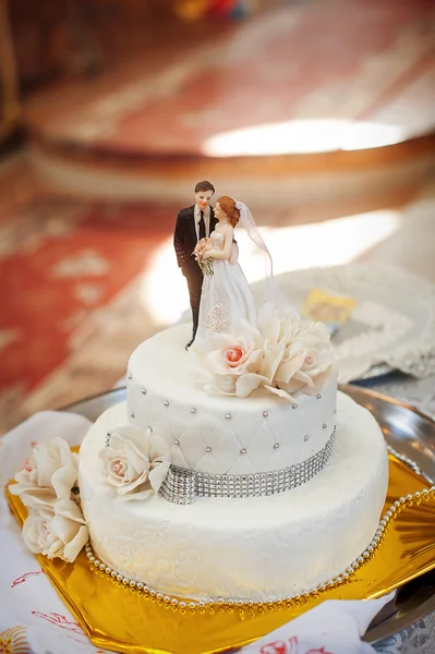 Bolo branco nupcial com figuras de noiva e noivo — Fotografia de Stock