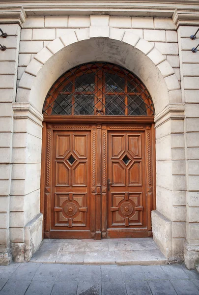 Velha porta de madeira, a cidade de Lviv — Fotografia de Stock