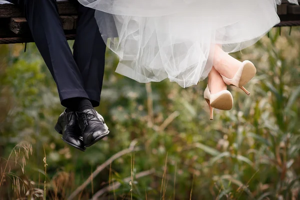 Pés de noiva e noivo, sapatos de casamento — Fotografia de Stock