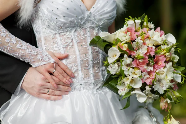环新娘和新郎的婚礼花束背景 — 图库照片