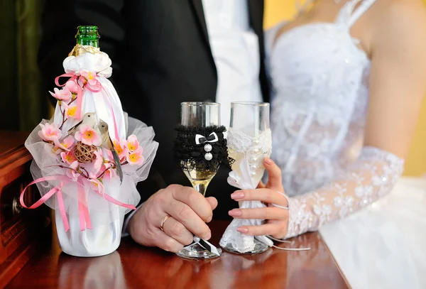 Novia y novio sosteniendo gafas de boda bellamente decoradas wi —  Fotos de Stock