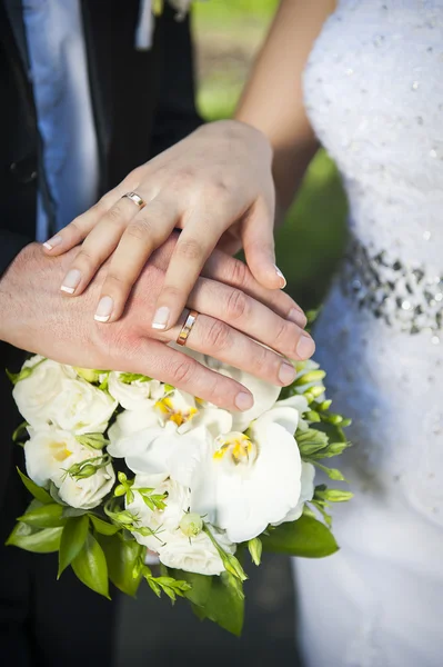 Bruden och brudgummens händer med vigselringar — Stockfoto