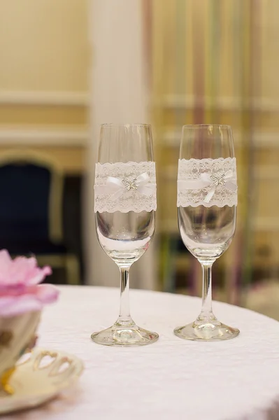 Twee glazen van de bruiloft van fiancees gevuld met champagne — Stockfoto
