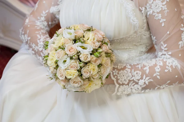 Beau bouquet de mariage entre les mains de la mariée avec des roses — Photo