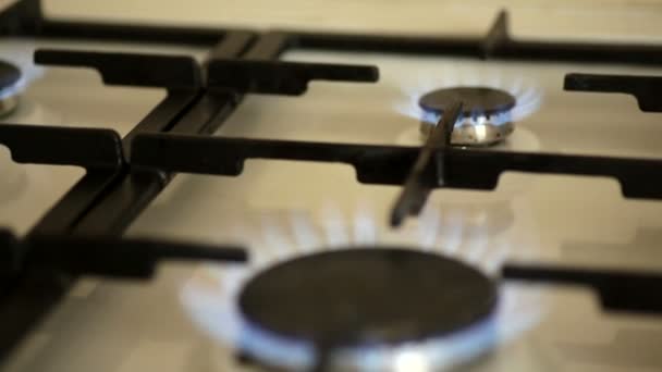 Brûlage sur une cuisinière à gaz — Video