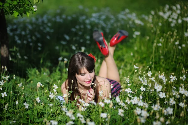 美丽年轻的深色头发的女人，在一个温暖的夏日公园 — 图库照片