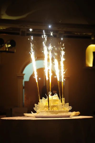 Célébration ! Gâteau de mariage flamboyant sur fond noir — Photo