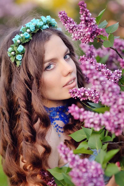 Menina primavera com flores lilás — Fotografia de Stock