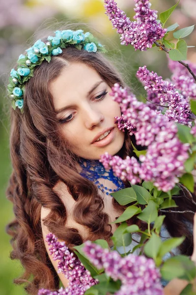 Vackra våren flicka i lila blommor — Stockfoto