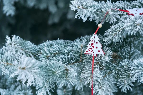 Vyzdobený vánoční strom pokrytý sněhem — Stock fotografie