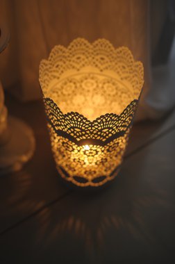 Şamdan geceleri ışık verir