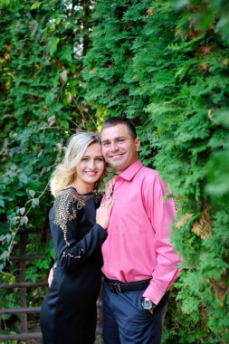 yeşil park kucaklayan mutlu olgun çift 