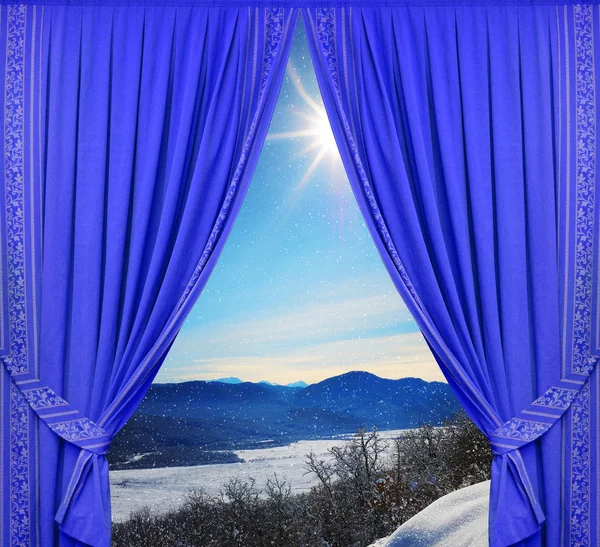 Blaue Vorhänge hinter dem Fenster Winter — Stockfoto