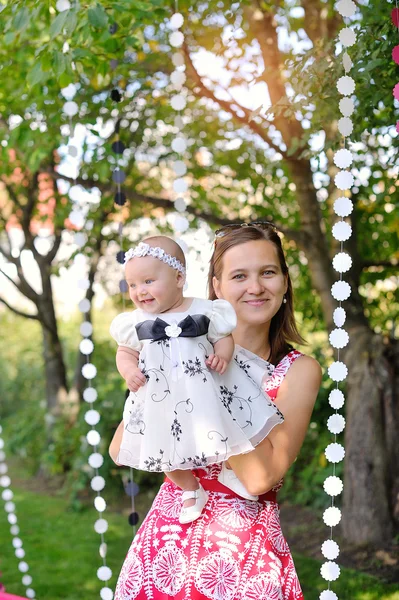 Mãe e filha vestidas para o feriado — Fotografia de Stock