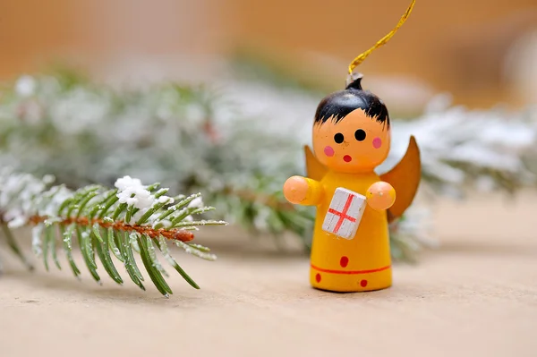 Houten Kerstmis engel met cadeau — Stockfoto