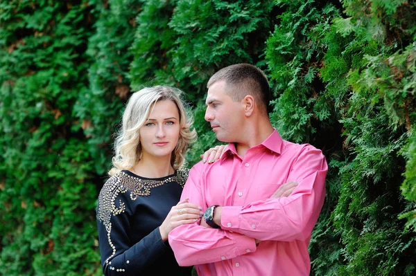 Loving woman and a man walk in the green park — Stock Photo, Image