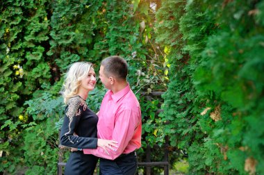 Parktaki genç çift. 