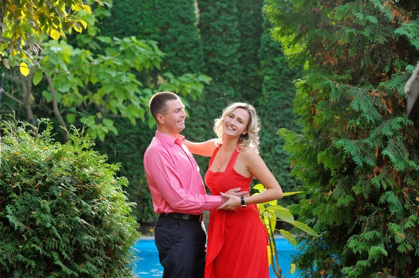 Jovem casal atraente feliz andando juntos, ao ar livre — Fotografia de Stock