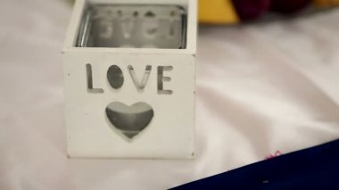 Masada güzel bir düğün dekoru var.