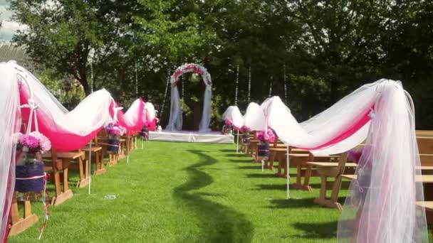 Красивый декор для свадебной церемонии — стоковое видео