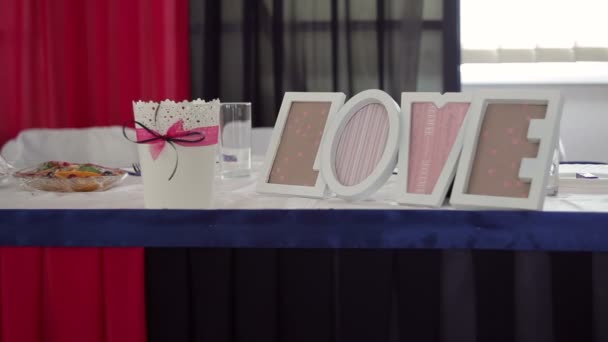 Красивий весільний декор на столі — стокове відео