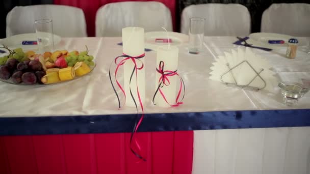 Bela decoração de casamento na mesa — Vídeo de Stock