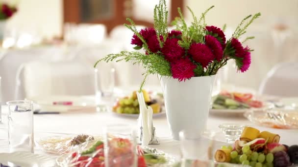 Hermosa mesa de bodas en el restaurante — Vídeos de Stock