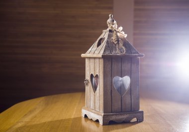 Ahşap arka planda eski bir fener 