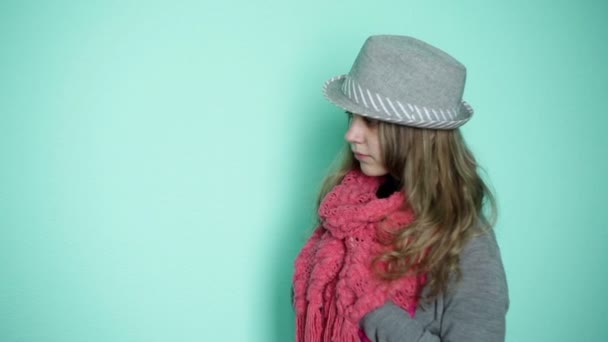 Menina bonita em um chapéu com um lenço rosa — Vídeo de Stock