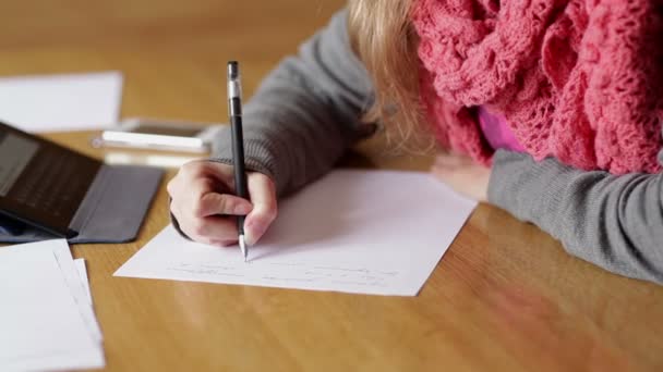 Femme au bureau travaillant avec des papiers — Video