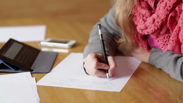 Femme au bureau travaillant avec des papiers — Video