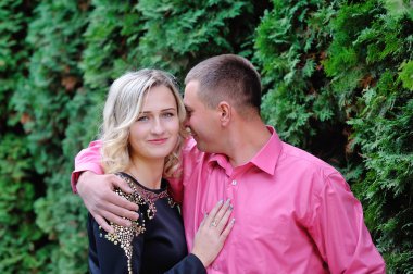 Çift bir parkta bir bankta oturmuş sarılma 