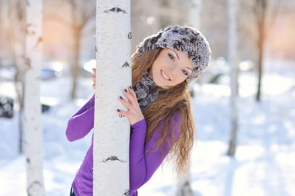 Flicka leker med snö i parken — Stockfoto