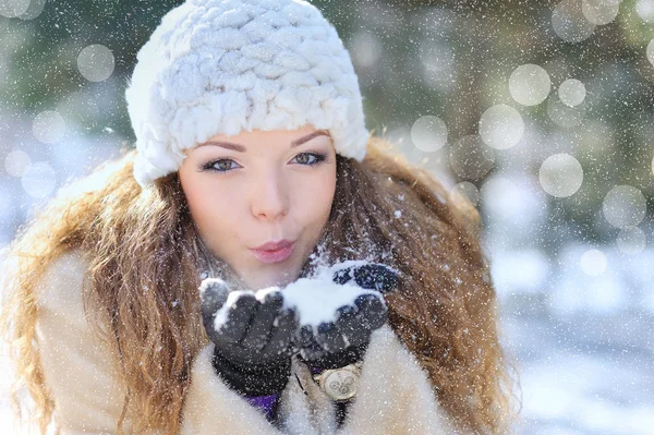 女の子は公園で雪と遊ぶ — ストック写真