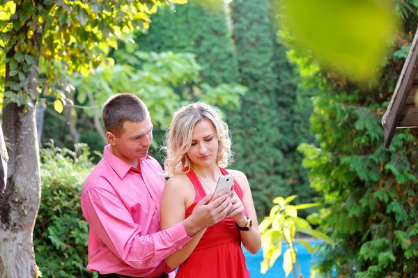 Pareja de matrimonios en los mensajes en su teléfono móvil — Foto de Stock