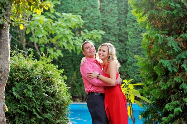 Couple heureux émotionnel dans le parc d'été — Photo