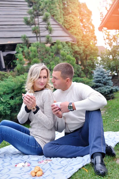 Beautiful couple enjoy a free day on picnic — Stock Photo, Image