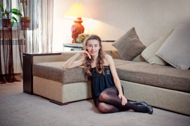 Evde rahatlatıcı. Beyaz cou gülümseyen genç bir kadın portresi