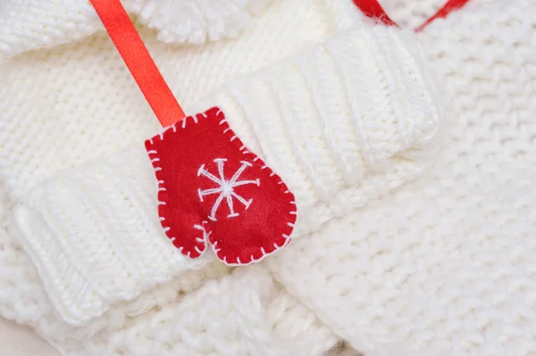 Rode mitten kerstman op een witte trui breien — Stockfoto