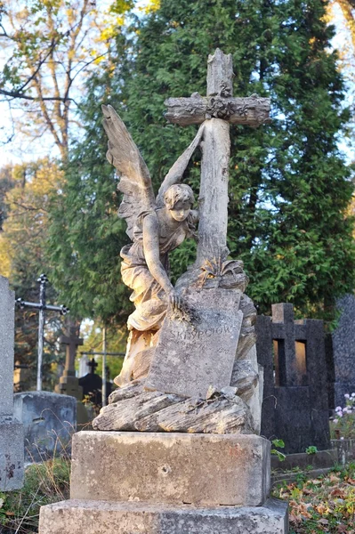 Old statue in Lychakiv Cemetery in Lviv, Ukraine, October 2014 — Stock Photo, Image