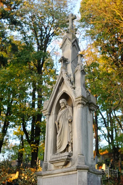 Gammal staty på Lychakiv Cemetery i Lviv, Ukraina, oktober 2014 — Stockfoto