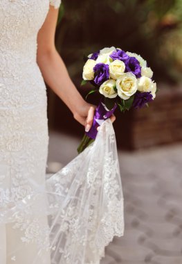 Gelinin elindeki güzel düğün buketi 