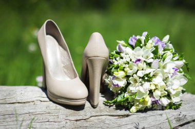 gelin buketi ve gelin ayakkabıları