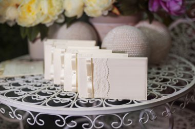 bir arka plan üzerinde yumuşak bir tarzda şenlikli düğün davetiyesi 