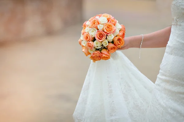 Belo buquê de casamento na mão da noiva — Fotografia de Stock